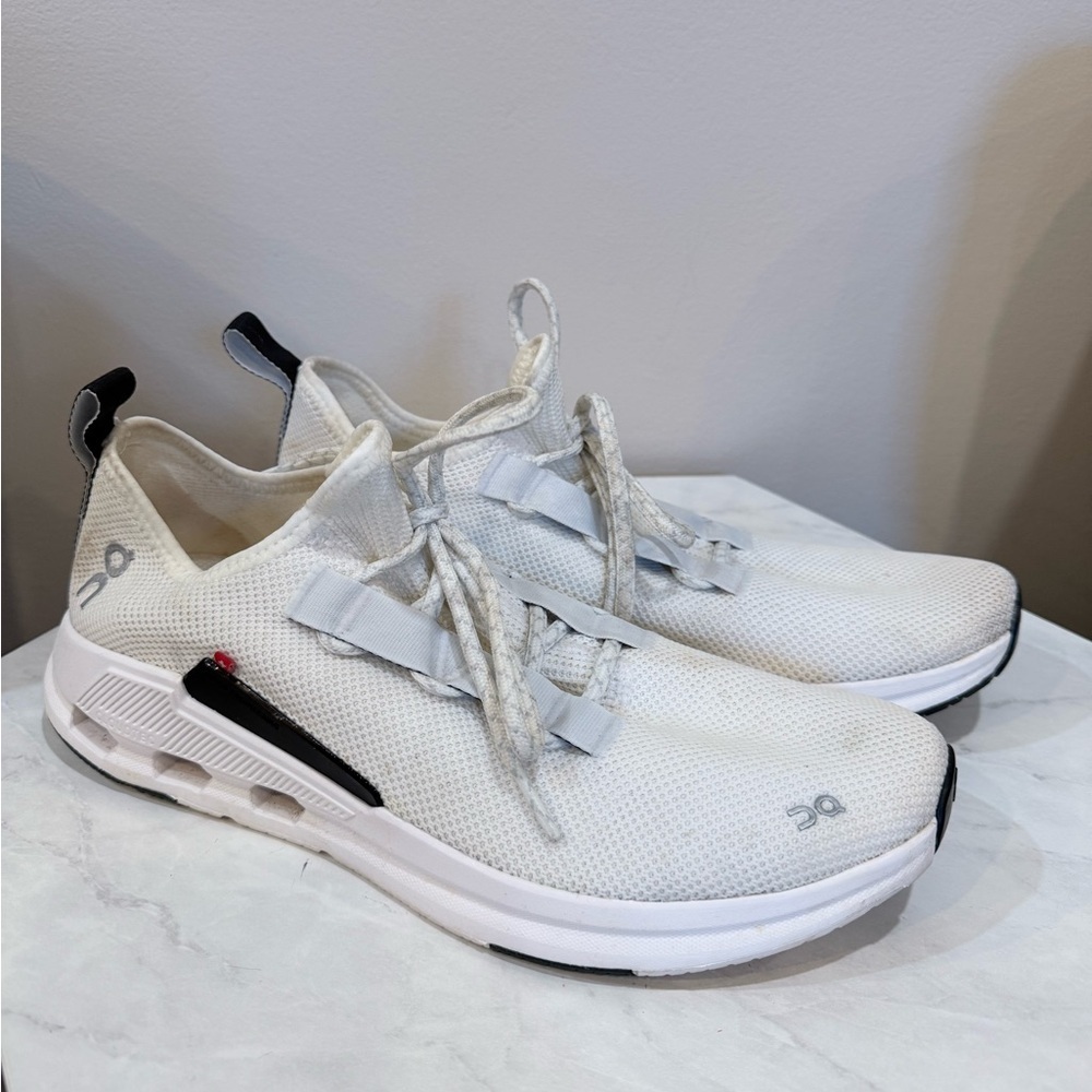 🔥On Running Women’s White Athletic Shoes Size 11 EUC🔥